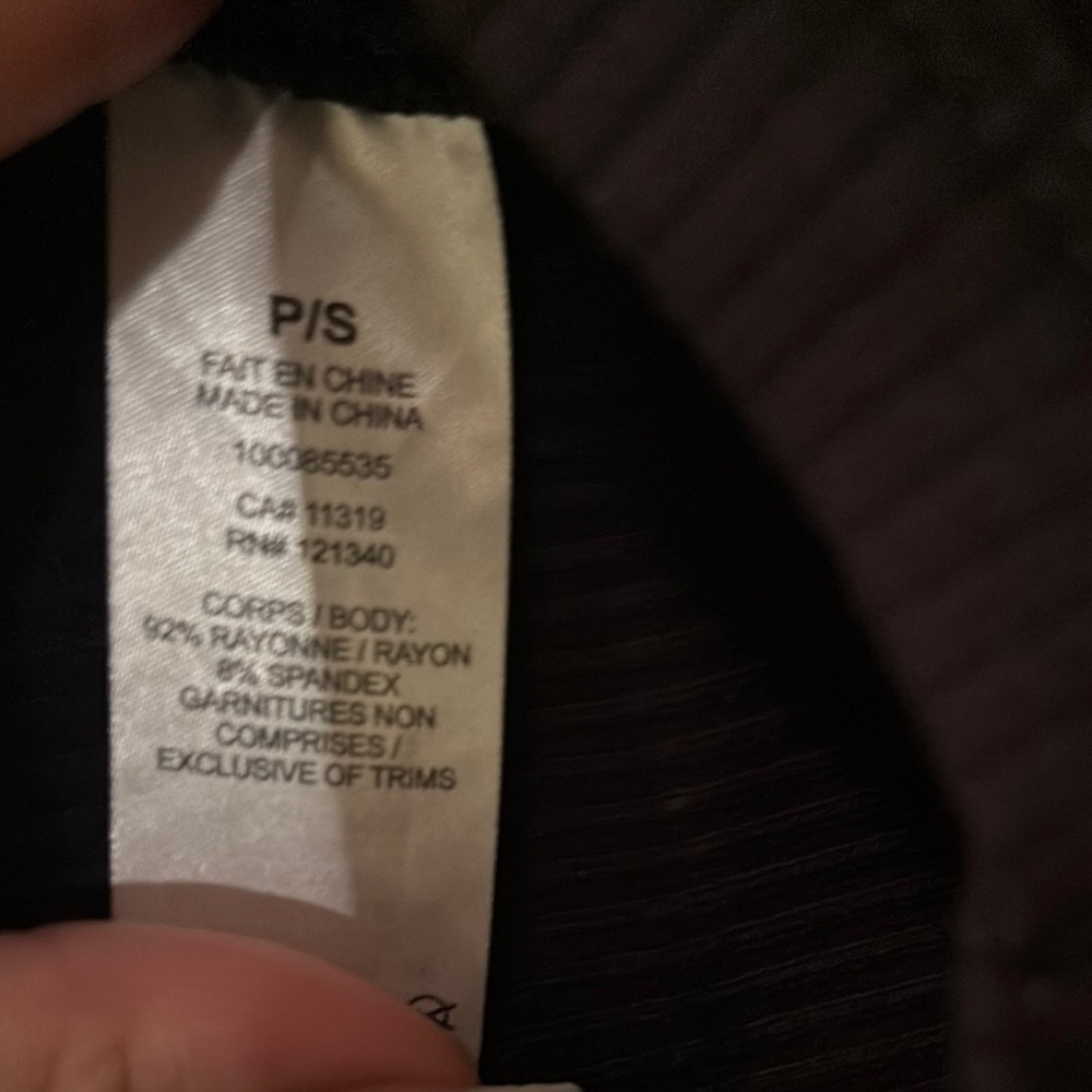 Black V-Neck Ribbed Women's Top - Picture 5 of 7